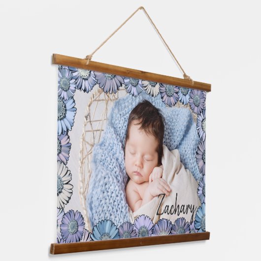 Cute Pastel Blue Daisy Baby Boy Name Photo Nursery Hangend Wandkleed (Gebogen)