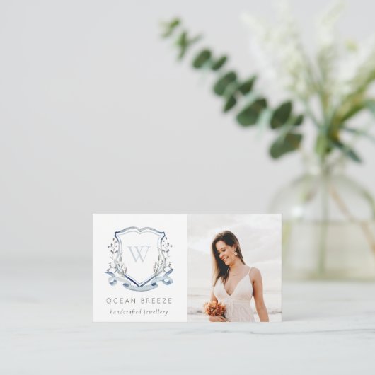 Cute Pastel Blue Willem Photo Crest Monogram Visitekaartje (Staand voorkant)