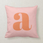 Cute Pastel Pink Oranje Monogram Retro Lettering Kussen<br><div class="desc">Deze stijlvolle gooienkussens kenmerkt uw monogram in koraal op een pastelroze achtergrond in retrolettering. Geweldig cadeauidee!</div>