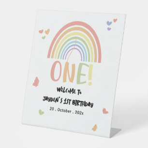 Cute Pastel Regenboog 1e Verjaardag Welkom Reclamebord Met Voetstuk