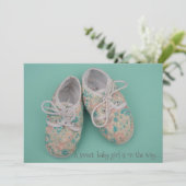 Cute pastel schoenen babymeisje doucheuitnodiging kaart (Staand voorkant)