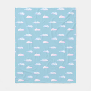 Cute pastelwolken op lichthemelblauw fleece blanke