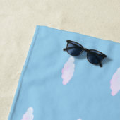 Cute pastelwolken op lichthemelblauw strandlaken (In situ)