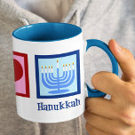 Cute Peace Love Hanukkah Menorah Blue Mok<br><div class="desc">Peace Love Hanukkah-cadeau voor een Joodse persoon die graag Chanoeka viert. Een  vredesteken,  hart en een mooie menorah.</div>