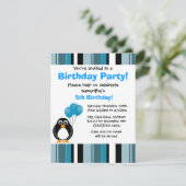 Cute Penguin Birthday Blue Stripe Party Invitation Kaart (Staand voorkant)