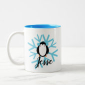 Cute Penguin Blue Snowflake Custom Name Kerstmis Tweekleurige Koffiemok (Links)