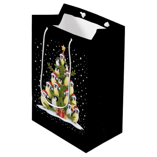 Cute Penguin Christmas Tree Funny Holiday Medium Cadeauzakje (Voorkant Gekanteld)