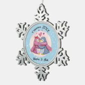 Cute Penguin Couple for Feestdagen Tin Sneeuwvlok Ornament (Rechts)