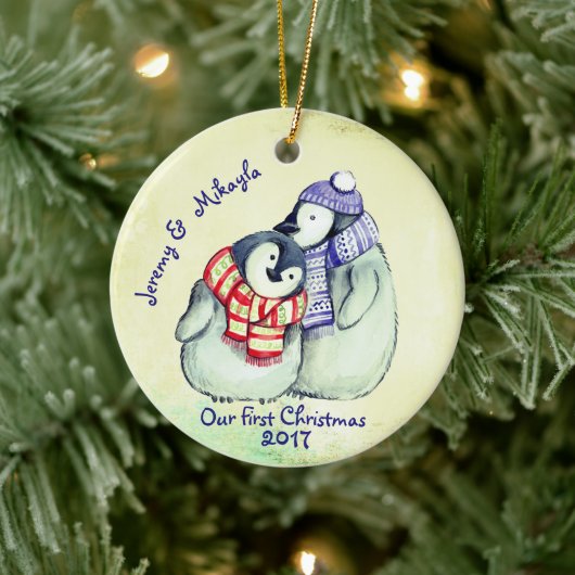 Cute Penguin Couple "Our First Kerstmis" Keramisch Ornament (Boom)