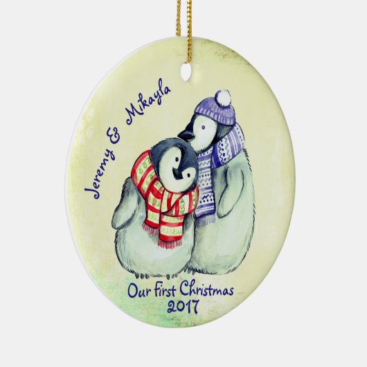 Cute Penguin Couple "Our First Kerstmis" Keramisch Ornament (Rechts)