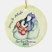 Cute Penguin Couple "Our First Kerstmis" Keramisch Ornament (Voorkant)