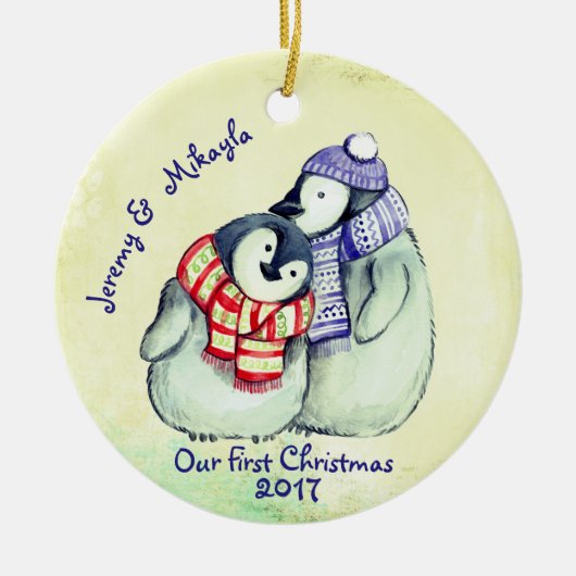Cute Penguin Couple "Our First Kerstmis" Keramisch Ornament (Voorkant)