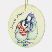 Cute Penguin Couple "Our First Kerstmis" Keramisch Ornament (Links)