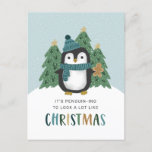 Cute Penguin Funny Penguin-ing Kerstmis Feestdagenkaart<br><div class="desc">Dit leuke, humoristische kerstbriefkaart is voorzien van een handgetekende pinguïn met een pet en sjaal in blauwgroen blauw. Hij staat voor een paar kerstbomen en houdt een koekje van een gokbrood vol. Speel op Woordtekst: "Het is pinguïn-ing om veel op Kerstmis te lijken." Sneeuw die op de achtergrond valt boven...</div>