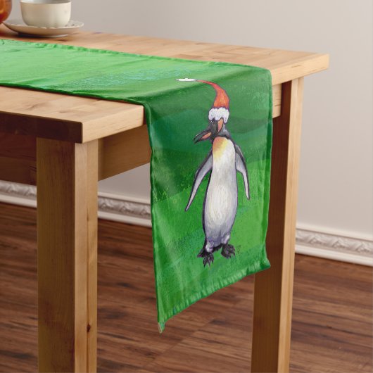 Cute Penguin in Santa Hat over Green Korte Tafelloper (Voorbeeld)