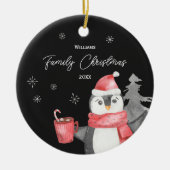 Cute Penguin Kerstmis met familienaam en Jaar Keramisch Ornament (Voorkant)
