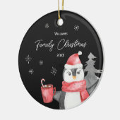 Cute Penguin Kerstmis met familienaam en Jaar Keramisch Ornament (Links)