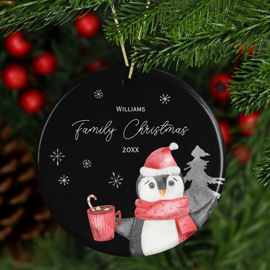 Cute Penguin Kerstmis met familienaam en Jaar Keramisch Ornament