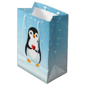 Cute Penguin met hart op lichtblauw Medium Cadeauzakje (Voorkant Gekanteld)