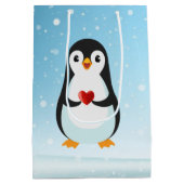 Cute Penguin met hart op lichtblauw Medium Cadeauzakje (Achterkant)