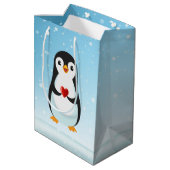 Cute Penguin met hart op lichtblauw Medium Cadeauzakje (Achterkant Gekanteld)