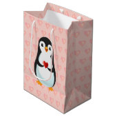 Cute Penguin met hart op lichtroze Medium Cadeauzakje (Voorkant Gekanteld)