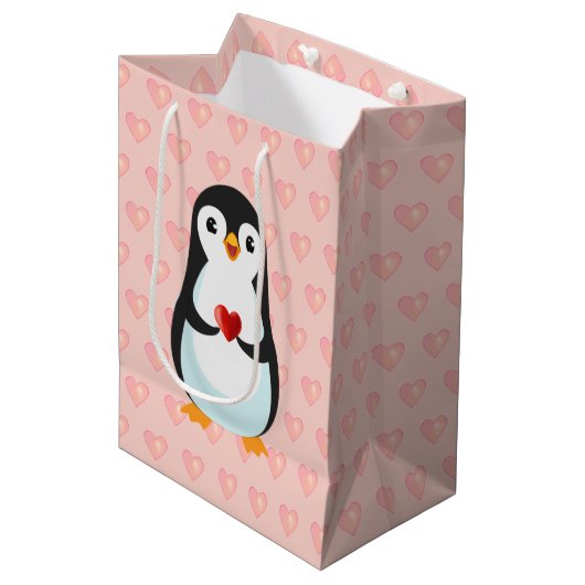 Cute Penguin met hart op lichtroze Medium Cadeauzakje (Voorkant Gekanteld)