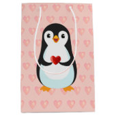 Cute Penguin met hart op lichtroze Medium Cadeauzakje (Voorkant)