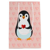 Cute Penguin met hart op lichtroze Medium Cadeauzakje (Achterkant)