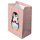 Cute Penguin met hart op lichtroze Medium Cadeauzakje (Achterkant Gekanteld)
