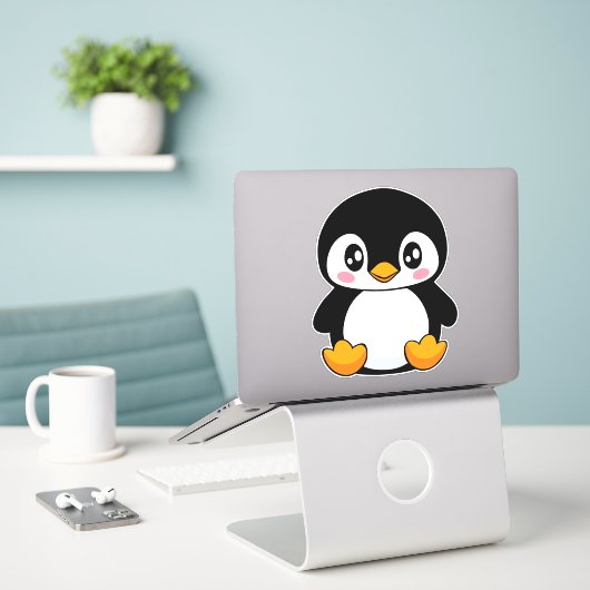 Cute Penguin Sticker (Laptop op bureau)