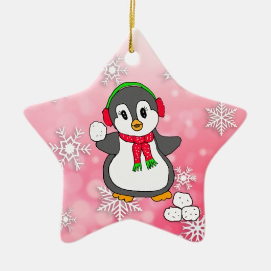 Cute Penguin Throwing Snowballen Kerstmis Keramisch Ornament (Voorkant)