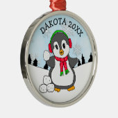 Cute Penguin Throwing Snowballen Kerstmis Metalen Ornament (Rechts)