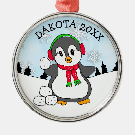 Cute Penguin Throwing Snowballen Kerstmis Metalen Ornament (Voorkant)