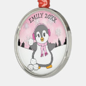 Cute Penguin Throwing Snowballen Kerstmis Metalen Ornament (Links)