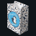 Cute Penguin Winter Kids Birthday Party Medium Cadeauzakje<br><div class="desc">Deze schattige kleurrijke pinguïn verjaardagsfeestdag zijn perfect voor een kind verjaardagsfeest! Pas de tekst aan om ze zelf te maken. De moderne kijk en het moderne gevoel is de perfecte manier om je kleine te vieren die van pinguïns en vogels houdt op hun verjaardag! Ideaal voor kleine jongens en meisjes!...</div>