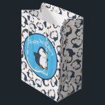 Cute Penguin Winter Kids Birthday Party Medium Cadeauzakje<br><div class="desc">Deze schattige kleurrijke pinguïn verjaardagsfeestdag zijn perfect voor een kind verjaardagsfeest! Pas de tekst aan om ze zelf te maken. De moderne kijk en het moderne gevoel is de perfecte manier om je kleine te vieren die van pinguïns en vogels houdt op hun verjaardag! Ideaal voor kleine jongens en meisjes!...</div>