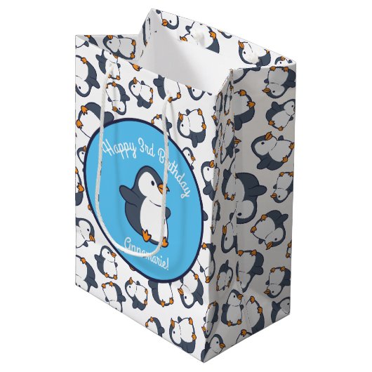 Cute Penguin Winter Kids Birthday Party Medium Cadeauzakje (Voorkant Gekanteld)