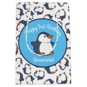 Cute Penguin Winter Kids Birthday Party Medium Cadeauzakje (Voorkant)