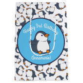 Cute Penguin Winter Kids Birthday Party Medium Cadeauzakje (Achterkant)