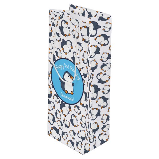 Cute Penguin Winter Kids Birthday Party Wijn Cadeautas (Voorkant Gekanteld)