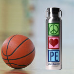 Cute Personalized Gym Teacher Peace Love P.E. Waterfles<br><div class="desc">Peace Love P.E. water fles. Een schattig aangepast cadeau voor PE-docenten voor een coach die les geeft over de gym op de basisschool en lichamelijke opvoeding voor studenten. Een coole,  gepersonaliseerde gym leraar kerstcadeau.</div>