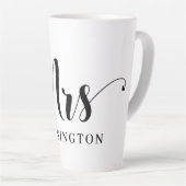 Cute Personalized Mrs Pas getrouwd Typography Latte Mok (Rechterhoek)