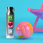 Cute Personalized Peace Love Volleyball Player Waterfles<br><div class="desc">Peace Love Volleyball waterfles voor een sportief meisje. Een schattig geschenk met een vredesteken,  een hart en een persoon in een zwemteam met jouw naam onderaan gepersonaliseerd.</div>