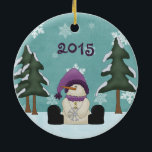 Cute Personalized Snowman in Bossen Kerstmis Keramisch Ornament<br><div class="desc">Deze kerstversiering heeft een schattige sneeuwman met een paars pet,  sjaal en laarzen.  De sneeuwpop zit in de sneeuw en wordt omringd door bossen en charmante sneeuwvlokken.  Deze afbeelding kan worden gepersonaliseerd met een naam en een jaar.  *</div>