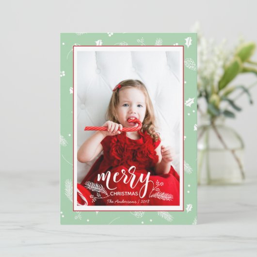 Cute Pine & Holly Kerstpatroonfamilie Foto Feestdagenkaart (Staand voorkant)