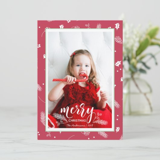 Cute Pine & Holly Kerstpatroonfamilie Foto Feestdagenkaart (Staand voorkant)