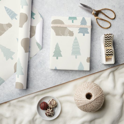 Cute Pine Trees en een bruin Beer Prettige feestda Cadeaupapier (Crafts)