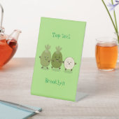 Cute pineapple guava feijoa cartoon reclamebord met voetstuk (Insitu)