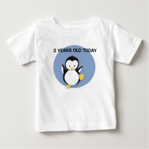 Cute pinguïn op blauwe gepersonaliseerde verjaarda